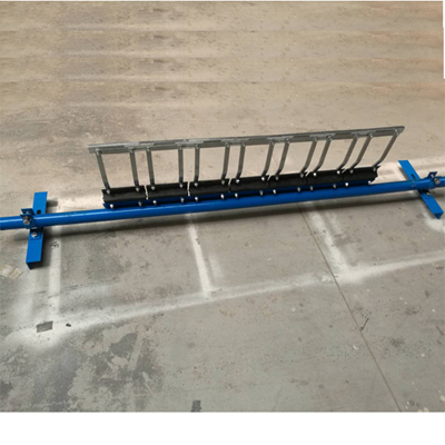 Primary alloy belt conveyor cleaner